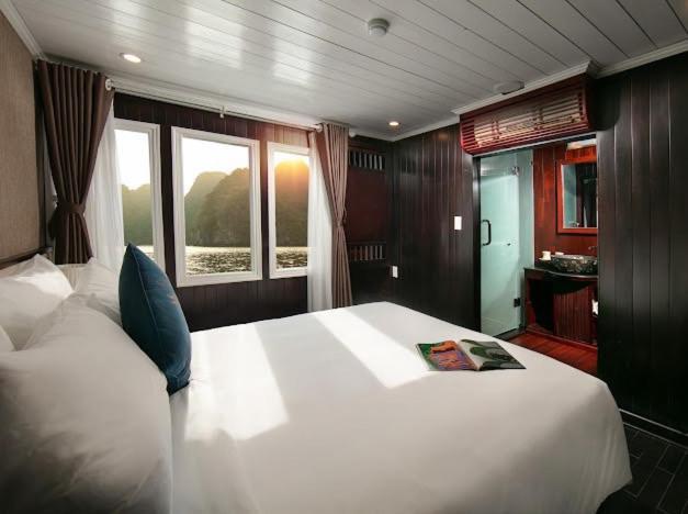 Ha Long Aqua Legend Cruise Hotel Exterior photo